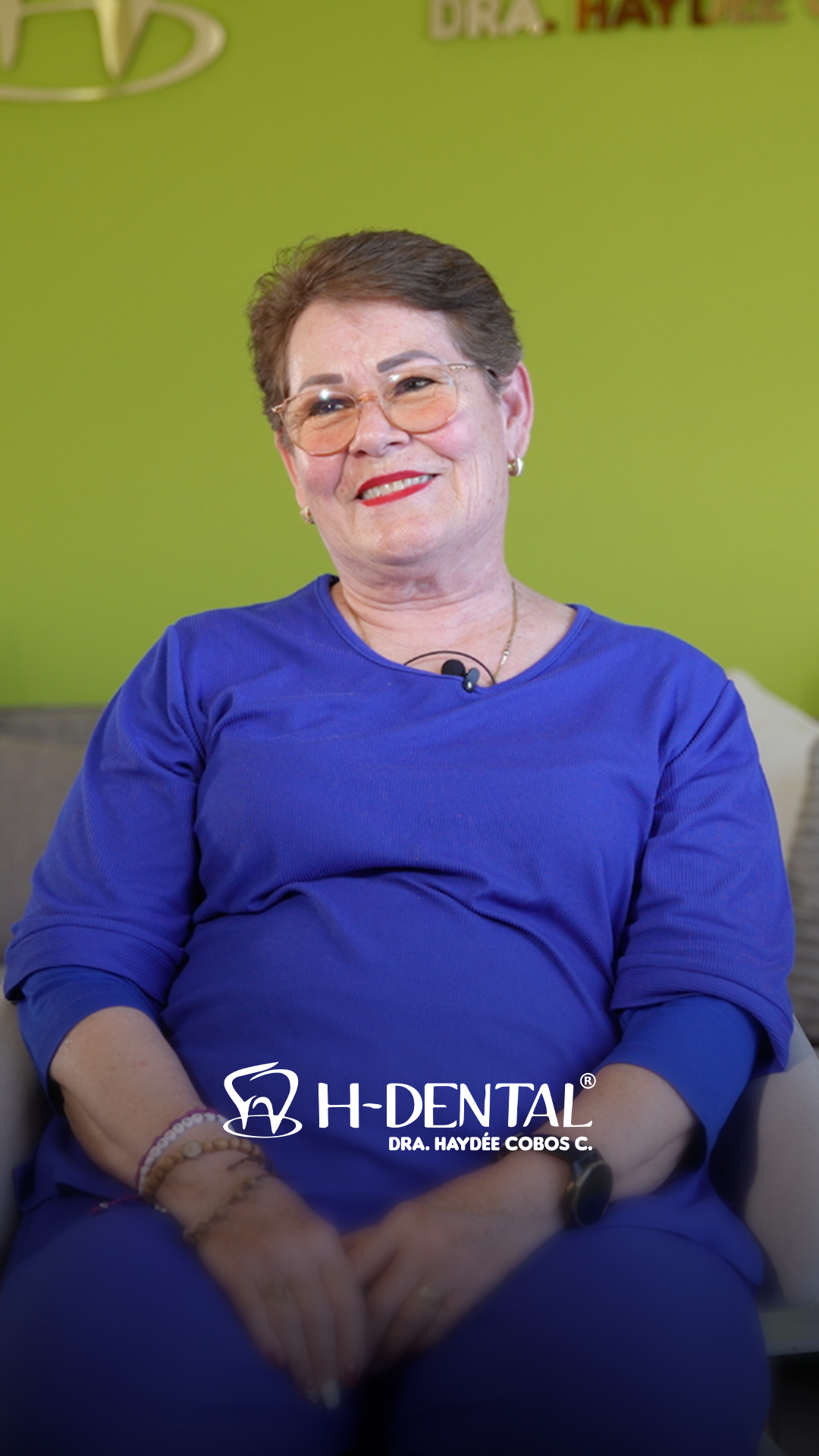 Paciente de H-Dental sonriendo